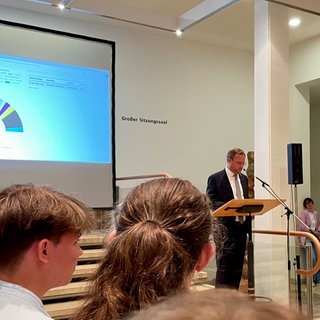 Ulms Oberbürgermeister liest die Ergebnisse der Gemeinderatswahl vor. 