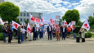 100 Beschäftigte des Spielzeugherstellers Schleich haben mit Unterstützung von OB Richard Arnold an einer Solidaritätskundgebung in Schwäbisch Gmünd teilgenommen. 