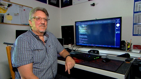 Thomas Gauß aus Ulm sitzt vor seinem PC und schaut ernst. Im Internet ist er an eine unseriöse Rohrreingerfirma gelant. Die Betrüger haben seine Notlage ausgenutzt und 400 Euro in bar von ihm verlangt. 