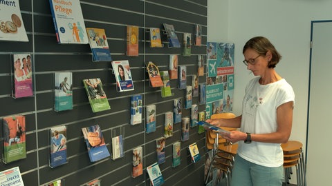 Sylvia Scheibenberger von der Verbraucherzentrale in Ulm liest sich eine Broschüre durch. Dort werden Tipps gegeben für Menschen in einer Notlage und wie sie Betrüger erkennen können.