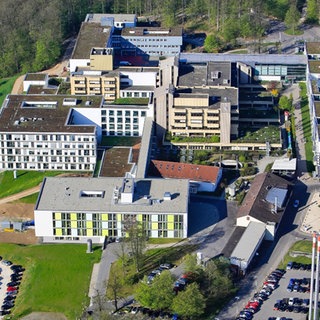Luftaufnahme des Ostalbklinikums in Aalen. Mehrere Abteilungen wandern bis zur Fertigstellung der neuen Zentralklinik in Essingen dort hin ab.