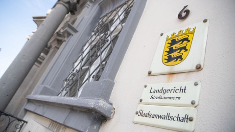 Schilder am Landgericht Ellwangen. Die Staatsanwaltschaft Ellwangen hat Haftbefehl gegen einen dringend Tatverdächtigen erlassen. In seiner Wohnung in Schwäbisch Gmünd war eine 67-Jährige an ihren schweren Verletzungen gestorben.
