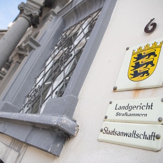 Schilder am Landgericht Ellwangen. Die Staatsanwaltschaft Ellwangen hat Haftbefehl gegen einen dringend Tatverdächtigen erlassen. In seiner Wohnung in Schwäbisch Gmünd war eine 67-Jährige an ihren schweren Verletzungen gestorben.