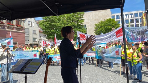 Beschäftigte der Druckindustrie demonstrieren auf dem Weinhof in Ulm für mehr Lohn. Ver.di hat in Baden-Württemberg und Bayern zu Kundgebungen aufgerufen. 
