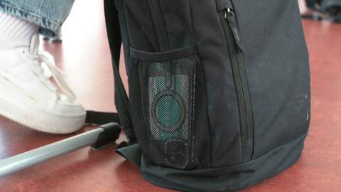 Ein Handy steckt in der Seitentasche des Schulranzens - und da bleibt es auch, denn an der Realschule Blaustein gilt striktes Handyverbot.