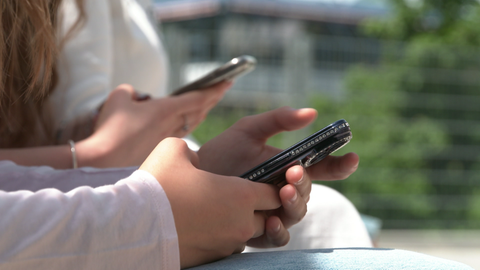 Vor der ersten Stunde und in der langen Mittagspause dürfen Schülerinnen und Schüler ihre Handys benutzen. Ansonsten gilt striktes Handyverbot an der Realschule Blaustein (Alb-Donau-Kreis).