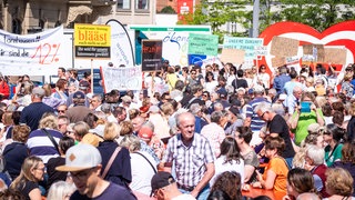 Die Menschen stehen dicht gedrängt - zu der Großdemo in Ellwangen für den Erhalt der Virngrund-Klinik hatte Oberbürgermeister Michael Dambacher aufgerufen: 5000 Menschen kamen.