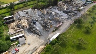 Ein durch ein Feuer zerstörtes Betriebsgelände: Der Schaden bei dem Großbrand in Gerstetten (Kreis Heidenheim) geht in die Millionen. Vier Gebäude brannten ab. 