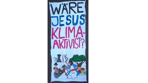 Ein weißes Banner mit der Aufschrift "Wäre Jesus Klimaaktivist?". Klimaaktivisten wollten das Banner am Mittwochmorgen durch eine Kletteraktion am Ulmer Münster anbringen. 