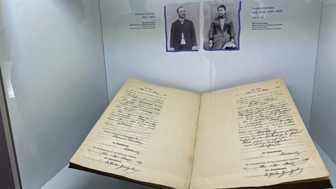 Albert Einstein ein Ulmer. Das Geburtenbuch beweist es: der Nobelpreisträger wurde vor 145 Jahren in Ulm geboren. Am 4. Juli 2024 öffnet das neue Museum zu Ehren des wohl berühmtesten Sohns der Stadt. Eingerichtet wird es in einem historischen Gebäude, das die Vorfahren Einsteins vor 150 Jahren bewohnten.