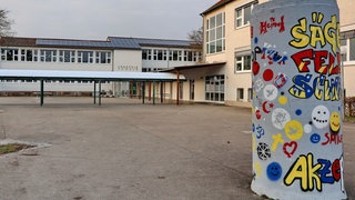 Ein 23-Jähriger ist angeklagt, seinen ehemaligen Lehrer im Ulmer Stadtsteil Wiblingen mit einem baseballschlägerähnlichen Gegenstand auf den Kopf geschlagen zu haben. 