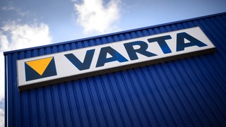 Firmenlogo des Ellwanger Batteriekonzerns Varta. Der Sportwagenhersteller Porsche will dem angeschlagenen Ellwanger Batteriekonzern Varta die Sparte für E-Auto-Batterien abkaufen. Laut Varta laufen derzeit Verhandlungen (Symbolbild).