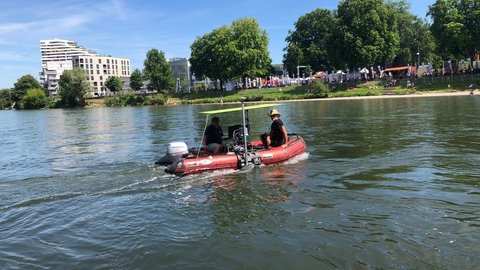 Ein rotes Schlauchboot mit viel Technik an Bord fährt die Donau rauf und runter. Die Stadtwerke UlmNeu-Ulm (SWU) messen derzeit per Echolot die Wassertiefe der Donau zwischen Ulm und Neu-Ulm. Ein Grund ist das Juni-Hochwasser. 