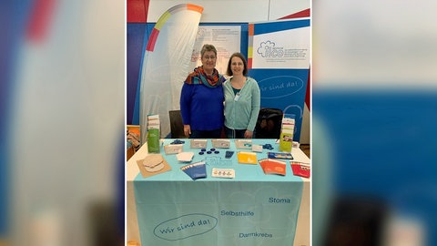 Sorgen gemeinsam für Aufklärung, wie hier auf einer Messe: Marianne Lerch (links) und Claudia Heinrich (rechts), Gruppenleiterinnen der ILCO-Gruppe Ulm.