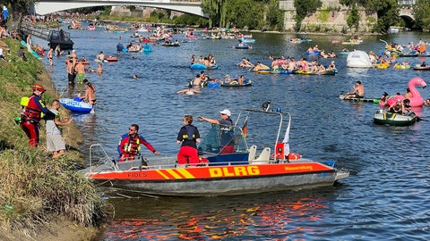 Rettungsschwimmer der DLRG sind am Schwörmontag beim Nabada in der Donau im Einsatz.
