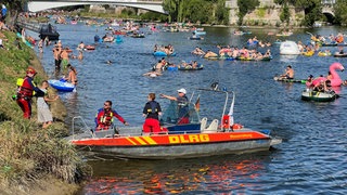 Rettungsschwimmer der DLRG sind am Schwörmontag beim Nabada in der Donau im Einsatz.