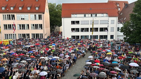 Ein Meer aus Schirmen auf dem Weinhof - der leichter Nieselregen hat die Gäste bei der Schwörrede nicht gestört.