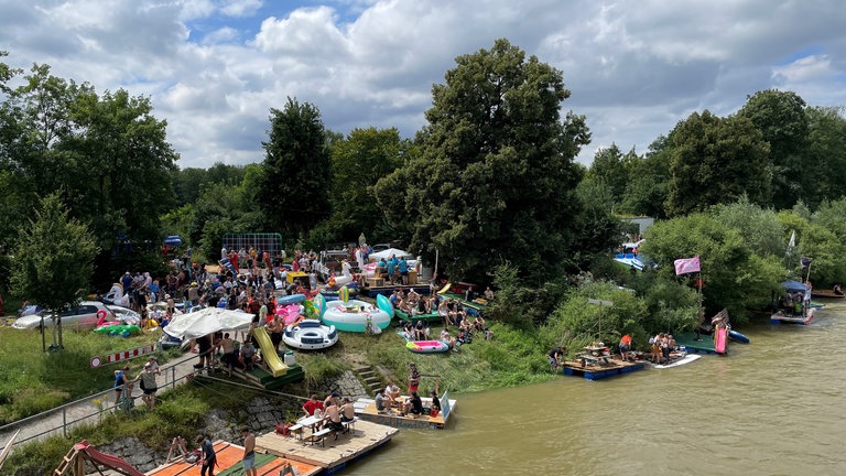 Die Illerbrücke in Wiblingen ist eine beliebte Einstiegsstelle für die sogenannten Wilden Nabaderinnen und Nabader.