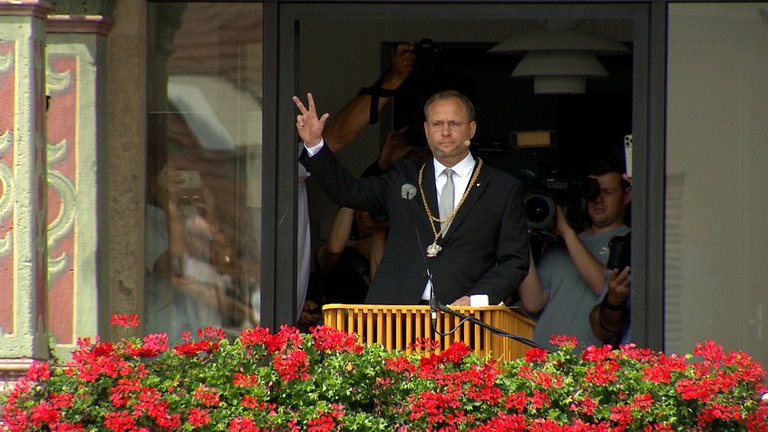 Ulms Oberbürgermeister Martin Ansbacher (SPD) hat die traditionelle Schwörformel auf dem Balkon des Schwörhauses gesprochen. 