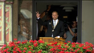 Ulms Oberbürgermeister Martin Ansbacher (SPD) hat die traditionelle Schwörformel auf dem Balkon des Schwörhauses gesprochen. 