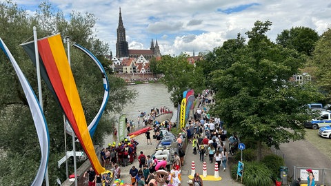 Die Ufer füllen sich - die besten Plätze sind vermutlich schon belegt, wenn um 16 Uhr der offizielle Startschuss zum Nabada ertönt. 