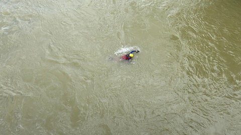 Ein einzelner Wasserretter in der Donau kurz vor dem Startschuss zum Nabada. 