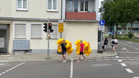 Sockig, nass und glücklich - die ersten Nabader sind schon wieder an Land. 
