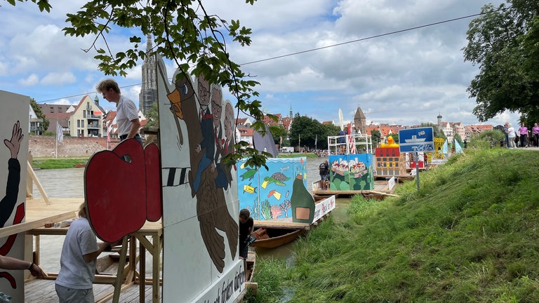 Das Warten auf den Start vom Nabada am Schwörmontag in Ulm: Themenboote und Zuschauer sind bereit.