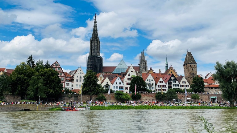 Das Warten auf den Start vom Nabada am Schwörmontag in Ulm: Themenboote und Zuschauer sind bereit.