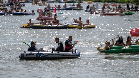 Das Nabada am Schwörmontag: Dass das Donauwasser nicht unbedingt zum Baden geeignet ist, hat die Stadt Ulm schon vor dem Nabada auf der eigenen Homepage erklärt.