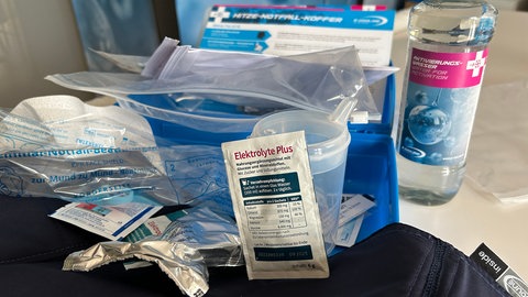 Der neue Notfallkoffer soll bei einem Hitzschlag Leben retten, ähnlich wie ein Defibrillator bei Herzinfarkt. Kernstück des Koffers ist eine Kühldecke, die mit Hilfe von Wasser aktiviert wird, und den Patienten kühlen soll.