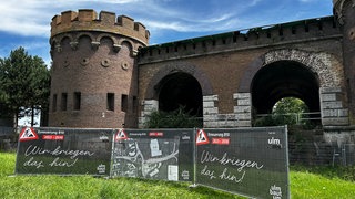 Vertragsunterzeichnung am Blaubeurer Tor in Ulm