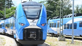 Zwei blaue Arverio-Züge stehen auf Gleisen (Symbolbild). Inzwischen fahren solche Züge auf der Riesbahn zwischen Aalen und Nördlingen nur noch tagsüber. Der Grund: Die Deutsche Bahn hat Probleme an Stellwerken in Lauchheim und Bopfingen.