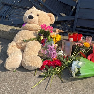 Blumen, Kerzen und Teddys auf dem Gehweg an der B28 in Blaustein (Alb-Donau.Kreis) erinnern an den tragischen Unfall am Donnerstag.   Ein Kind war an der Stelle des Gehwegs von einem Auto erfasst und getötet worden. 