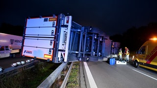 Ein 27-jähriger Lkw-Fahrer ist am frühen Dienstagmorgen mit seinem Fahrzeug zwischen Oberelchingen und dem Kreuz UlmElchingen gegen die Leitplanke und umgekippt. Die A8 war stundenlang gesperrt. 