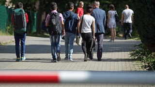 Eine Familie ist auf dem Weg zur Erstaufnahmeeinrichtung - ein Ulmer Asylanwalt hält nichts von einem Aufnahmestopp von Geflüchteten aus Syrien und Afghanistan, wie ihn CDU-Chef Merz fordert.