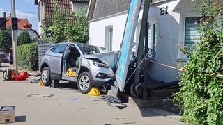 Nach einem tödlichen Unfall steht ein demoliertes Auto vor einem Haus. Ein achtjähriges Mädchen ist ums Leben gekommen. Dem Unfallfahrer ist der Führerschein abgenommen worden.