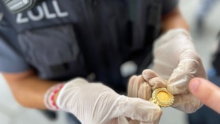 Die rund 60 Goldschmuckstücke stammten hauptsächlich aus der Türkei. Ihr Wert wurde dem Hauptzollamt zufolge auf etwa 100.000 Euro geschätzt.