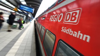 Auf der Südbahn zwischen Ulm und Friedrichshafen müsssen sich Reisende ab 7. September teilweise auf Schienenersatzverkehr einstellen. Bis Mitte Dezember werden einige Nachtzüge durch Büsse ersetzt. Als Grund nannte die Deutsche Bahn Personalmangel an Stellwerken.