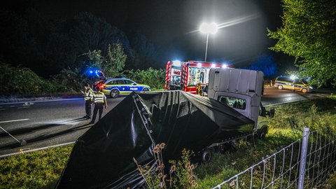 Polizei und Rettungskräfte arbeiten an einer Unfallstelle auf der Bundesstraße 29 bei Aalen. Ein 25-jähriger Fahrzeuglenker war bei dem Unfall an seinen schweren Verletzungen erlegen, so die Polizei. Ein Kleintransporter war demnach mit einem Kleinwagen kollidiert.
