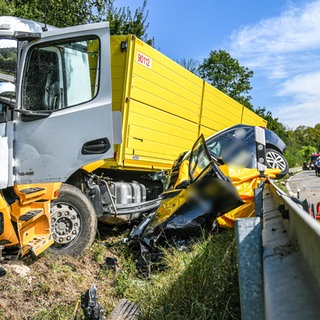 Ein zerstörtes Auto und ein zerstörter Lkw an einer Straße: Auf der B29 bei Lauchheim sind ein Lkw und ein Auto zusammengestoßen. Ein zehnjähriger Junge starb.