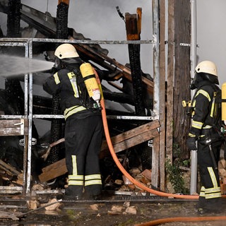Beim Brand der Lagerhalle in Nellingen (Alb-Donau-Kreis) entstand ein Schaden von mindestens 300.000 Euro.