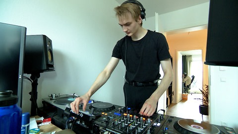 Einer der beiden Studenten ist nebenbei DJ, der andere sitzt im Hintergrund am Schreibtisch. Die beiden jungen Männer wohnen bereits im Wohnprojekt Fehrle-Gärten in Schwäbisch Gmünd: zwei Studenten in einer WG. Sie genießen es in einem durchmischten Quartier zu leben.