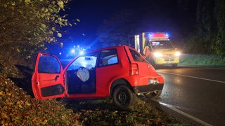 Ein roter Polo im Straßengraben am Berliner Ring in Ulm: Ein 27-jähriger Mann hat das Auto erst in der Ulmer Innenstadt geklaut und ist dann damit schwer verunglückt.   