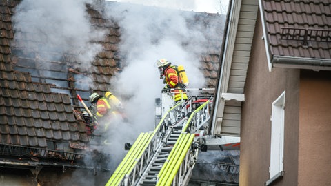 Das Feuer in einer Obdachlosenunterkunft in Aalen ist möglicherweise gelegt worden. Das geht laut Polizei aus Zeugenbefragungen hervor.