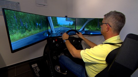 Langsam fahren und Lenkrad gerade halten. Fahrlehrer Johannes Schubert-Segalotto aus Aalen-Ebnat demonstriert am Fahrsimulator, wie man Wildunfälle im Herst vermeiden kann. 