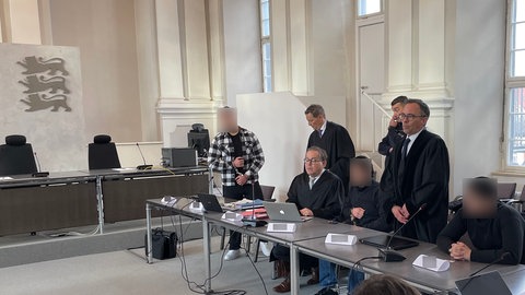 Der 18-jährige Hauptangeklagte hat im Prozess wegen versuchten Mordes am Landgericht Ellwangen am Mittwochnachmittag die Tat gestanden. Er ließ über seinen Rechtsanwalt erklären, er werde Schmerzensgeld an das Opfer zahlen.