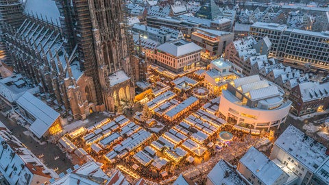 Der Ulmer Weihnachtsmarkt öffnet am Montag wieder seine Tore. Insgesamt wird es 130 Buden auf dem Münsterplatz geben.