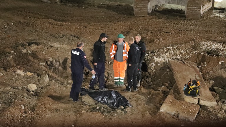 Fotos von der Baustelle und der Absperrung. Nach dem Fund einer Fliegerbombe auf einer Baustelle in der Nähe des Ulmer Hauptbahnhofs mussten am Montagabend Gebäude im Umkreis von 300 Metern evakuiert werden. 