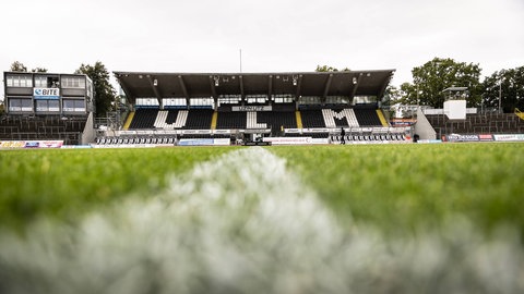 Das leere Donaustadion. Bislang eine von mehreren Varianten: Ein Verkauf des Donaustadions in Ulm an die Zweitligafußballer des SSV Ulm 1846 Fußball. Der Stammverein ist dagegen.